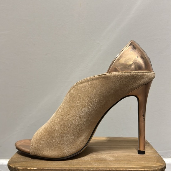 Elegant Two-Tone Stiletto Heels - Picture 2 of 5